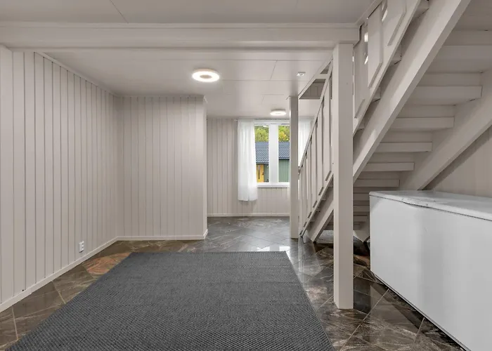 Stort Hus Med Mange Soverom Sentralt I Tromso