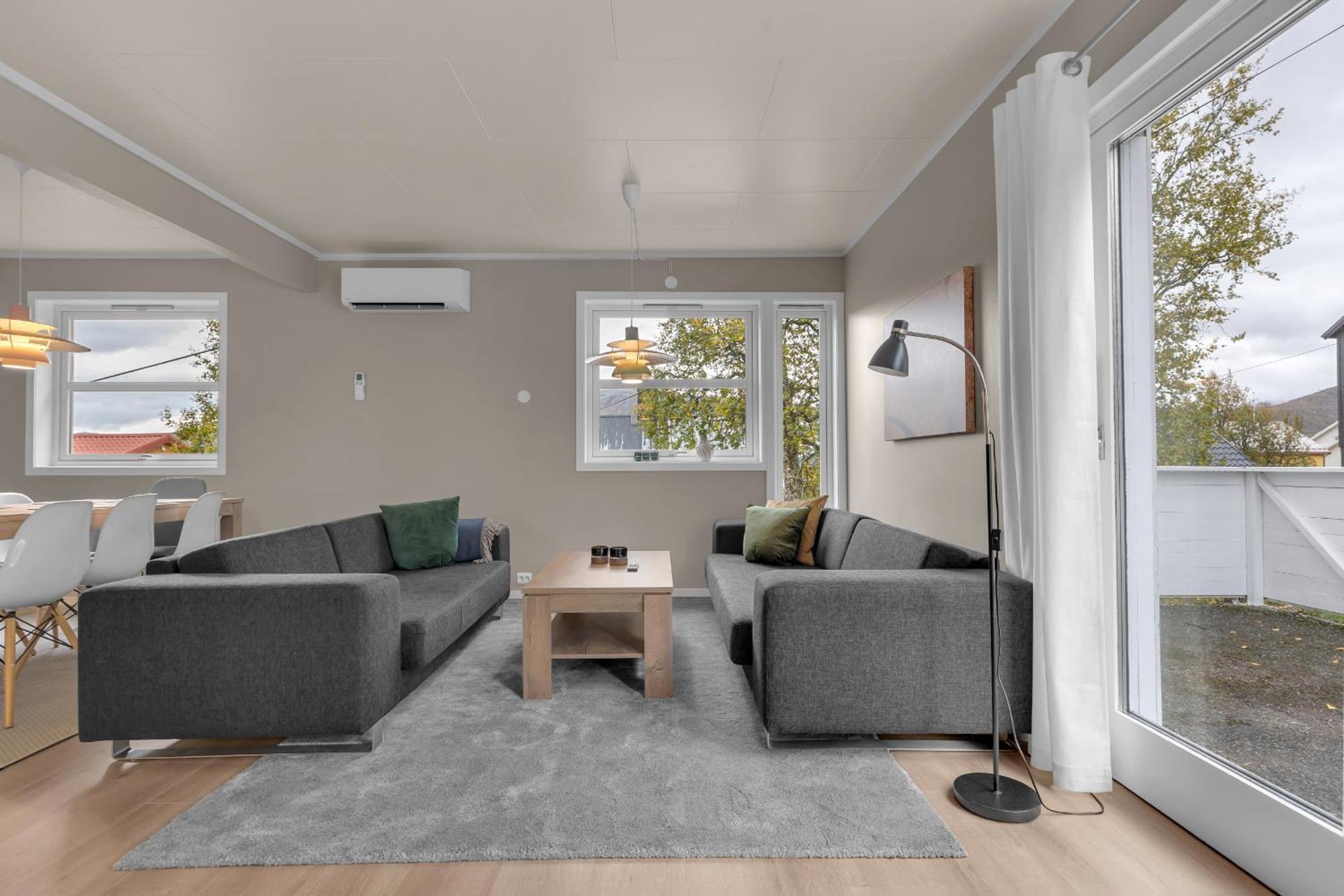 Stort Hus Med Mange Soverom Sentralt I Vakantiehuis